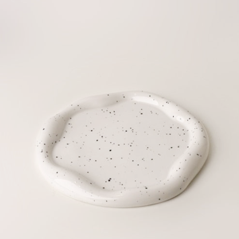 Glaseret dekorativ bakke i keramik med uregelmæssigt design