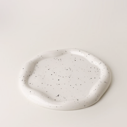 Glaseret dekorativ bakke i keramik med uregelmæssigt design