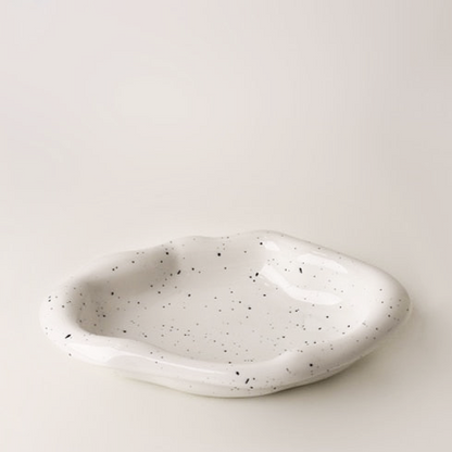 Glaseret dekorativ bakke i keramik med uregelmæssigt design