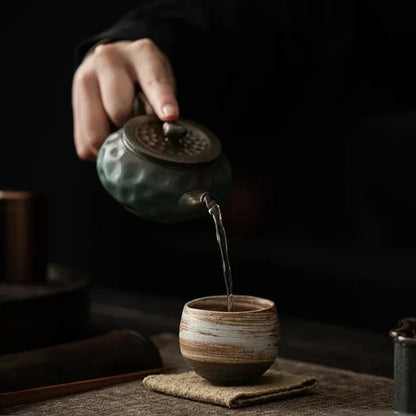 Handgefertigte Keramik-Espressotassen mit rustikaler Glasur und handwerklicher Verarbeitung