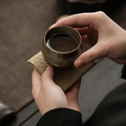 Handgefertigte Keramik-Espressotassen mit rustikaler Glasur und handwerklicher Verarbeitung