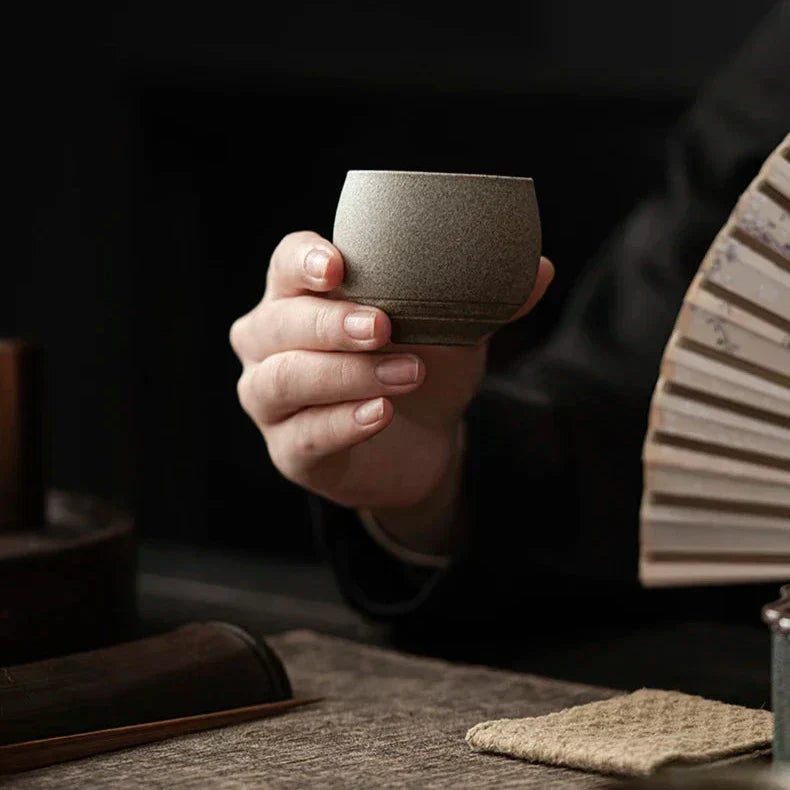 Handgefertigte Keramik-Espressotassen mit rustikaler Glasur und handwerklicher Verarbeitung
