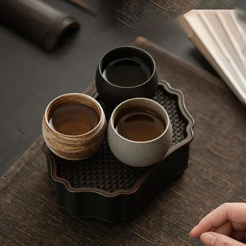 Handgefertigte Keramik-Espressotassen mit rustikaler Glasur und handwerklicher Verarbeitung