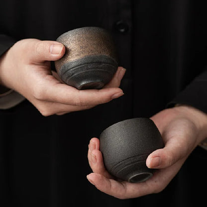 Handgefertigte Keramik-Espressotassen mit rustikaler Glasur und handwerklicher Verarbeitung