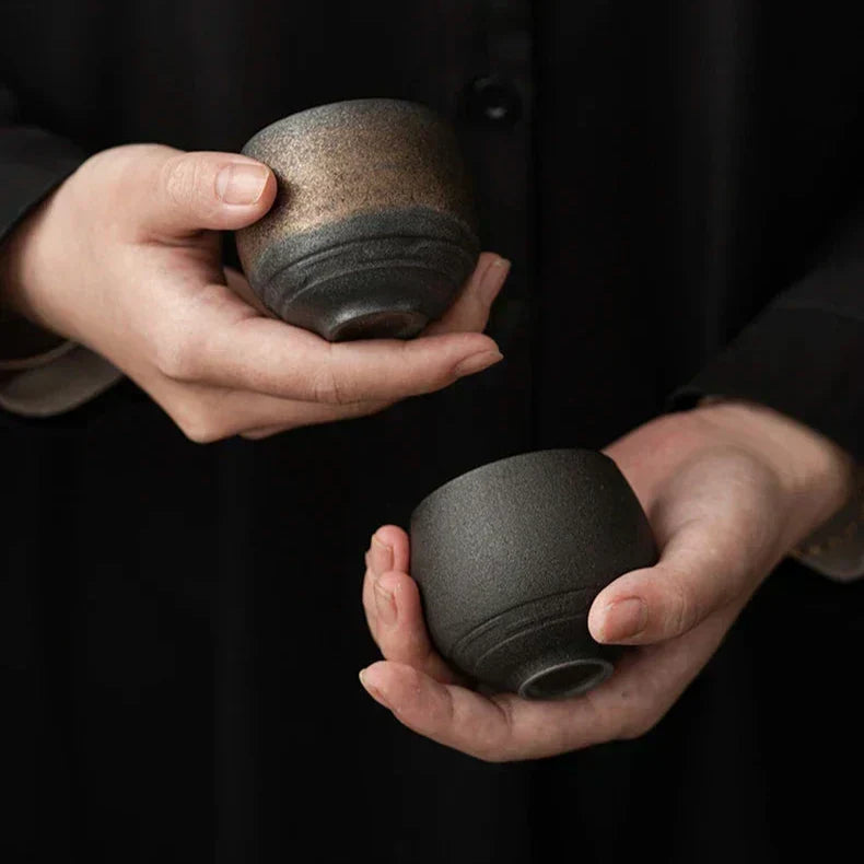 Handgefertigte Keramik-Espressotassen mit rustikaler Glasur und handwerklicher Verarbeitung