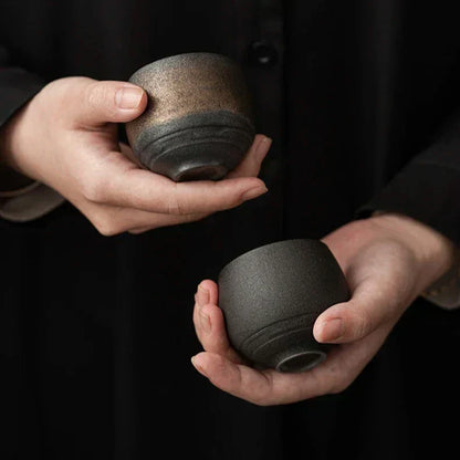 Handgefertigte Keramik-Espressotassen mit rustikaler Glasur und handwerklicher Verarbeitung