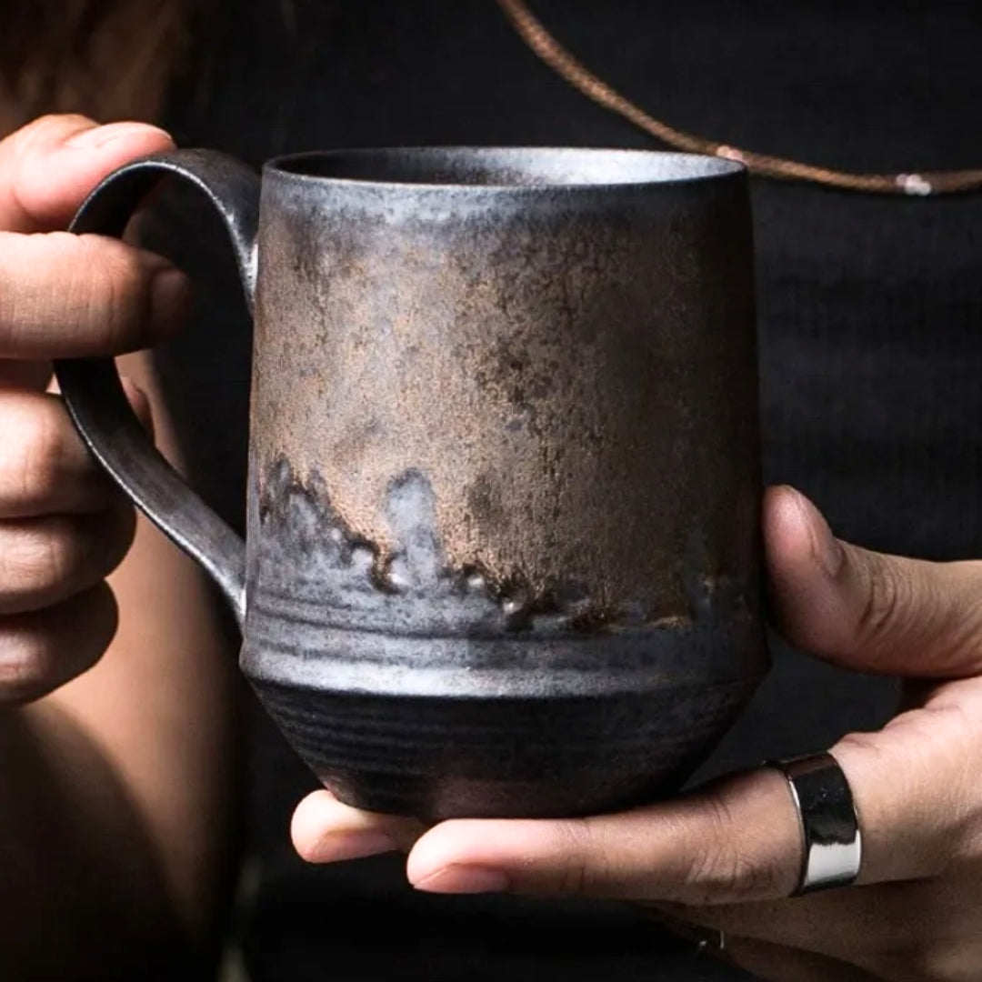Handgefertigte rustikale Keramiktasse für Kaffee, Tee und heiße Getränke