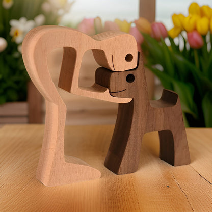 Handgefertigte Skulptur aus Massivholz mit Mensch und Hund in emotionalem Design