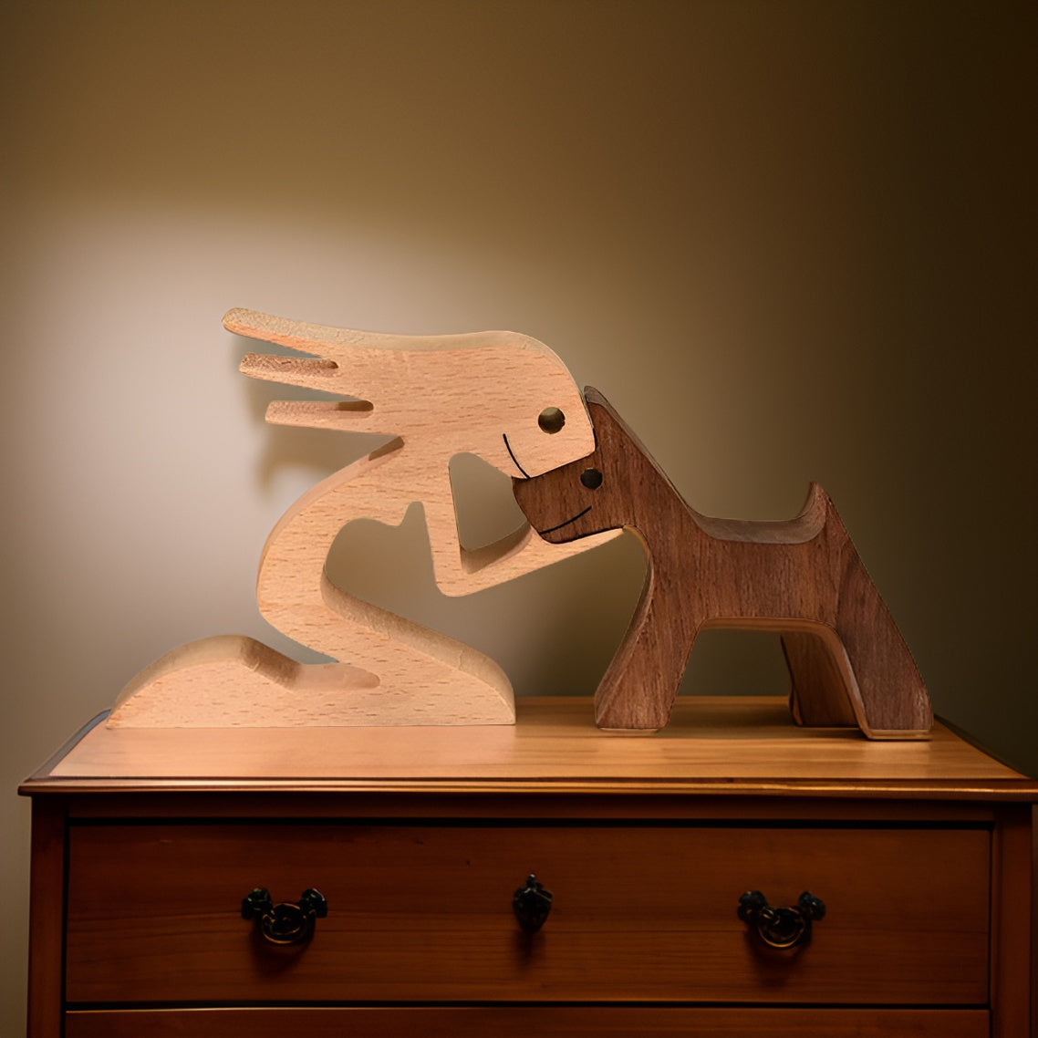 Handgefertigte Skulptur aus Massivholz mit Mensch und Hund in emotionalem Design