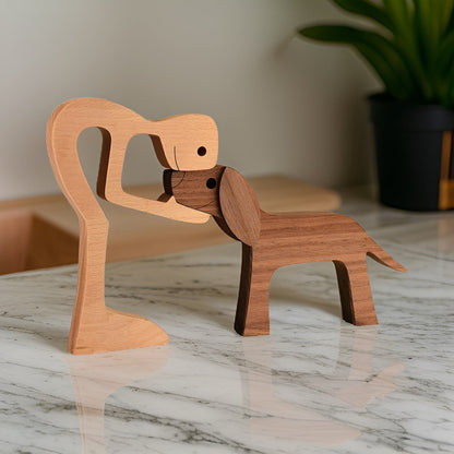 Handgefertigte Skulptur aus Massivholz mit Mensch und Hund in emotionalem Design