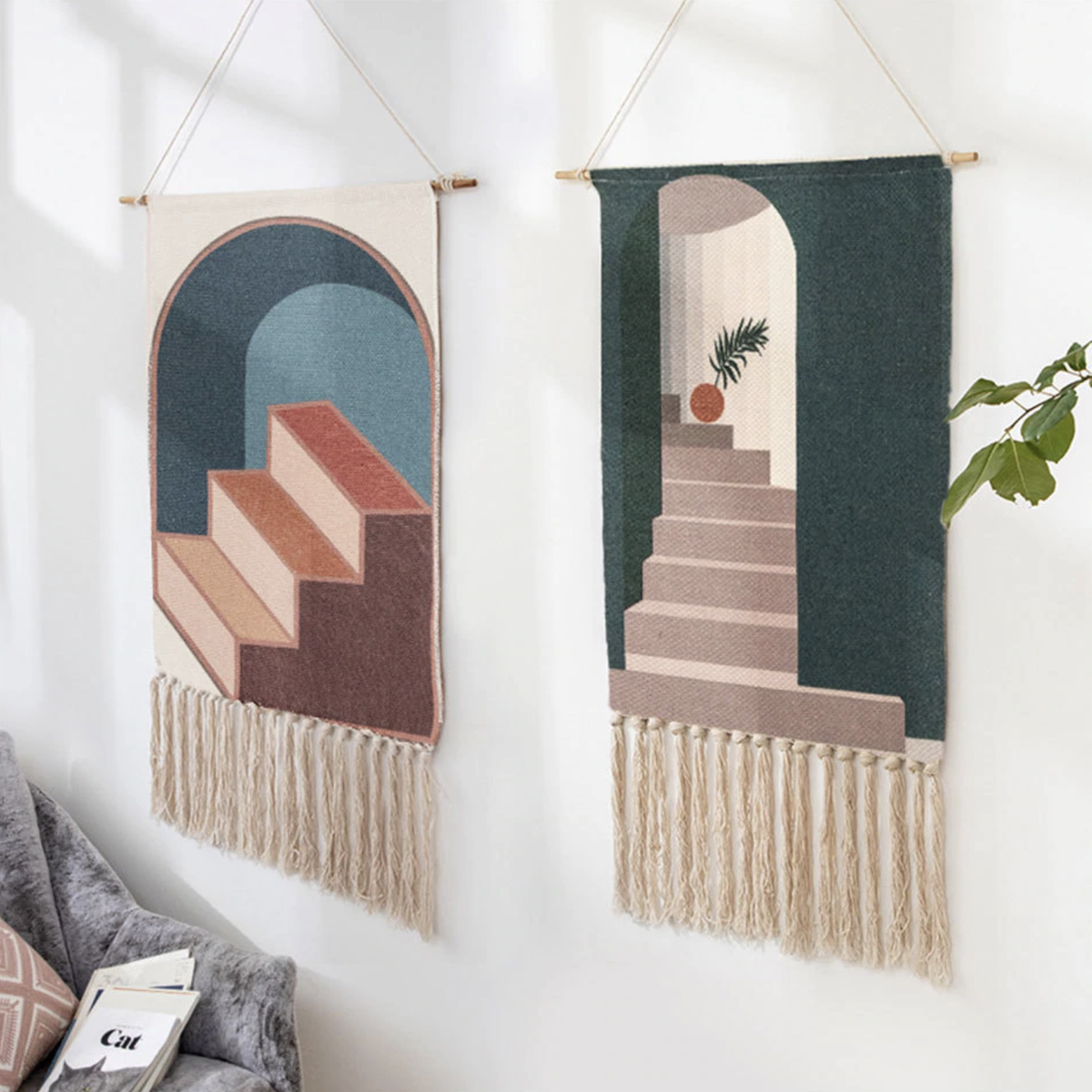 Håndvævet vægtæppe i bomuld med geometrisk design og kvastdetalje