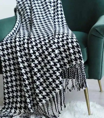 Tæppe med sildebensmønster i sort og hvid med frynsekant