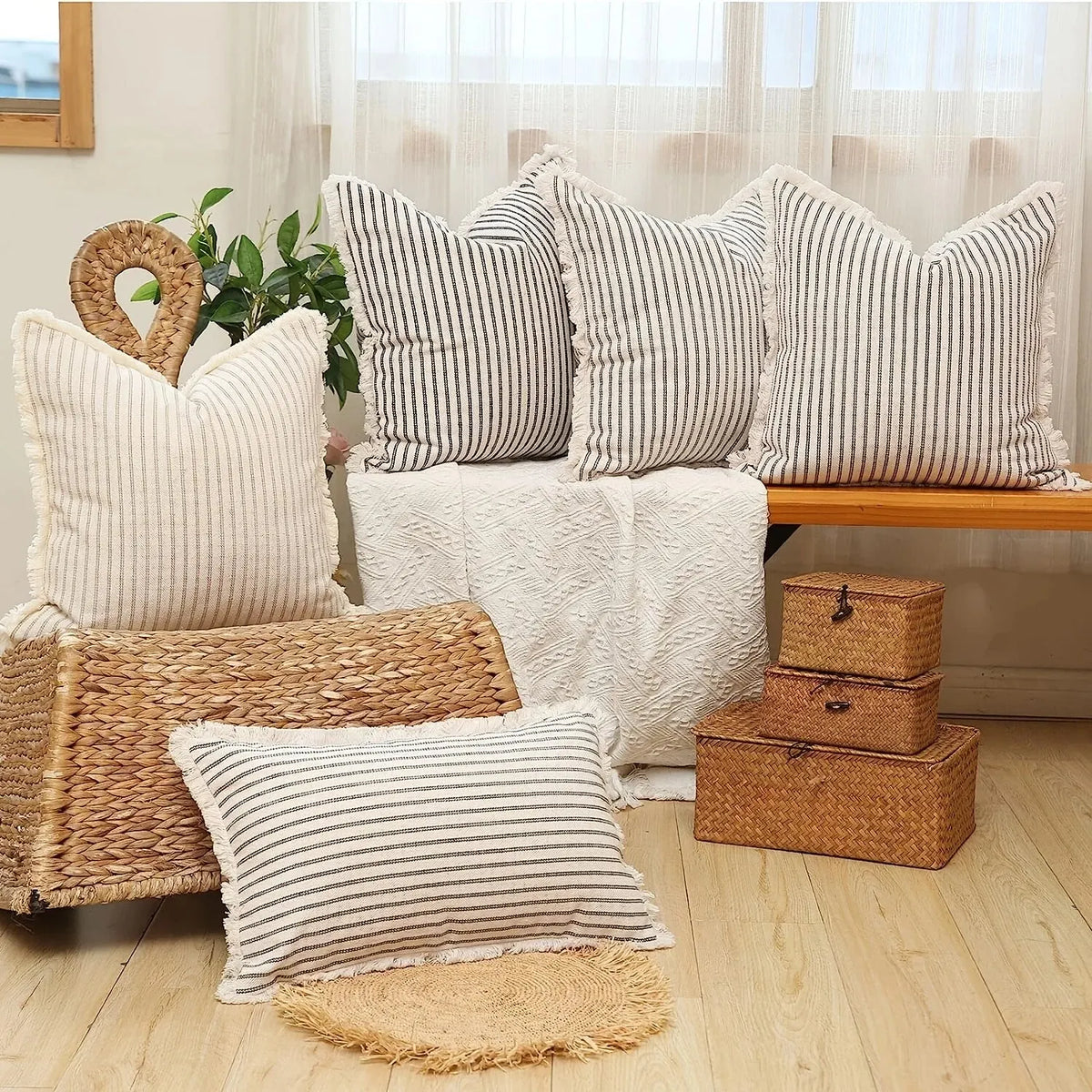Żakardowe poszewki na poduszki z elegancką białą falbanką