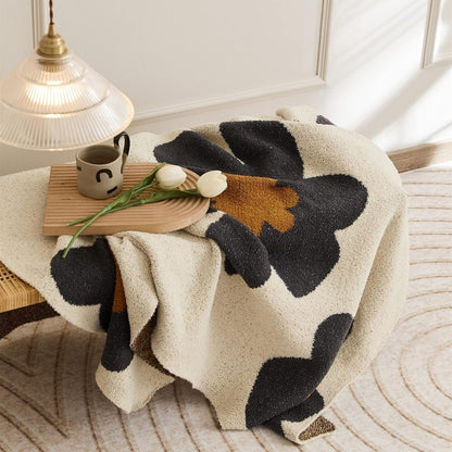 Gestrickte Tagesdecke mit Blumenmuster für weiche Wärme und dekorativen Stil