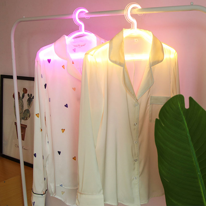 LED-Kleiderbügel mit Neonbeleuchtung und USB-Aufladung