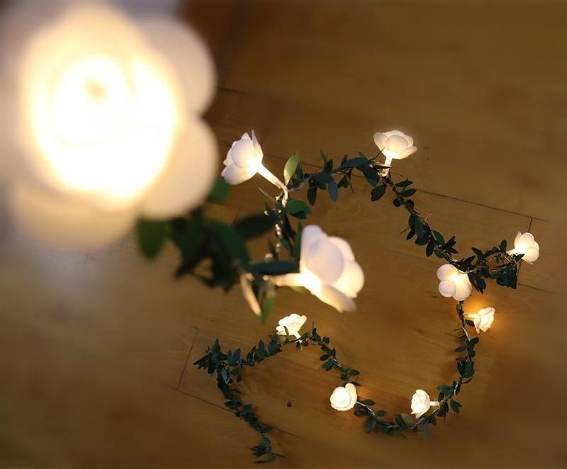 LED-lyskæde med vinranker samt blade og blomster