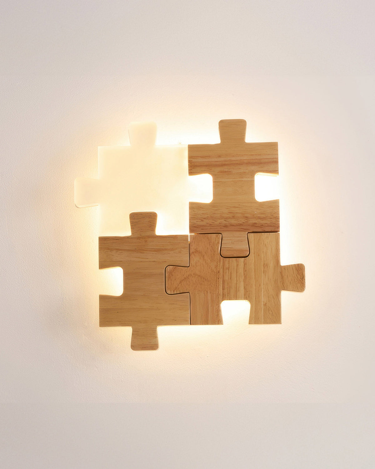 LED-væglampe med legende puslespilsdesign i naturligt gummitræ