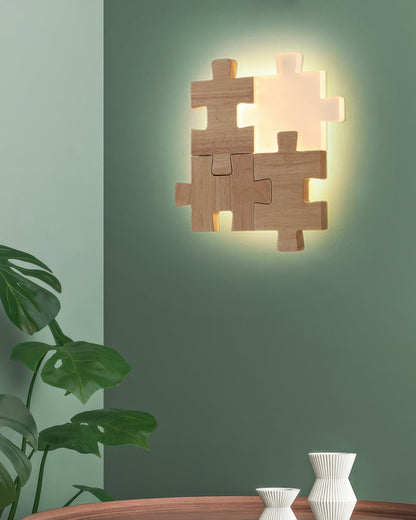 LED-væglampe med legende puslespilsdesign i naturligt gummitræ