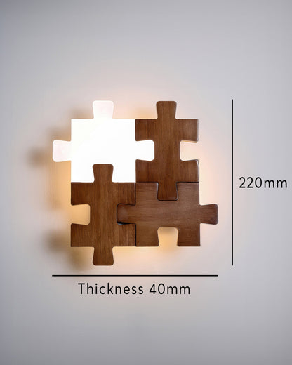 LED-væglampe med legende puslespilsdesign i naturligt gummitræ