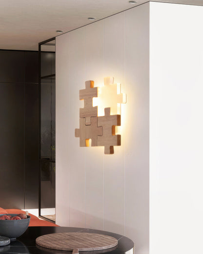 LED-væglampe med legende puslespilsdesign i naturligt gummitræ