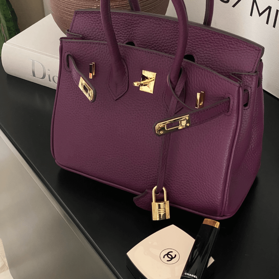 Lederhandtasche für Damen mit verstellbarem Riemen und geräumigem Design  