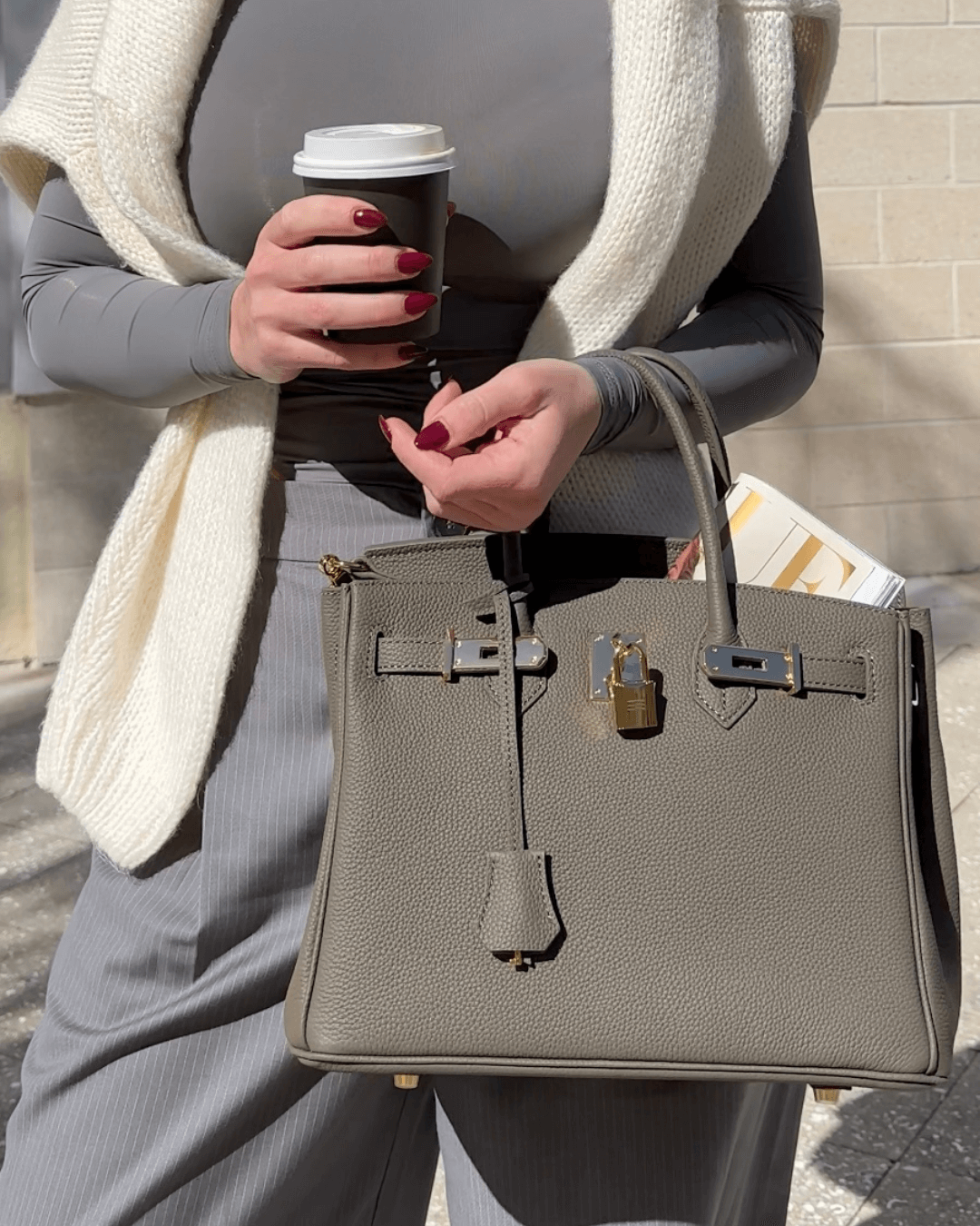 Lederhandtasche für Damen mit verstellbarem Riemen und geräumigem Design  