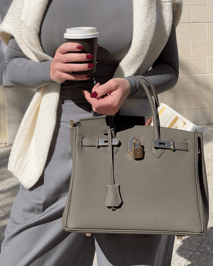 Lederhandtasche für Damen mit verstellbarem Riemen und geräumigem Design  