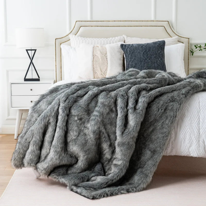 Luxuriöse Kunstfuchs-Fell-Decke mit ultraweichem Plüschgefühl und elegantem Wohnaccessoire-Design  