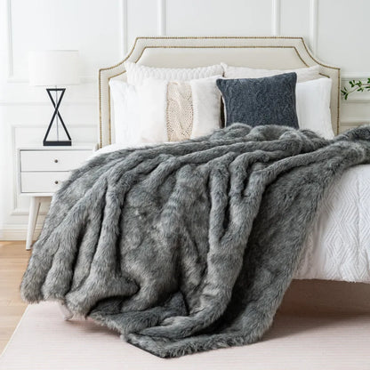 Luxuriöse Kunstfuchs-Fell-Decke mit ultraweichem Plüschgefühl und elegantem Wohnaccessoire-Design  