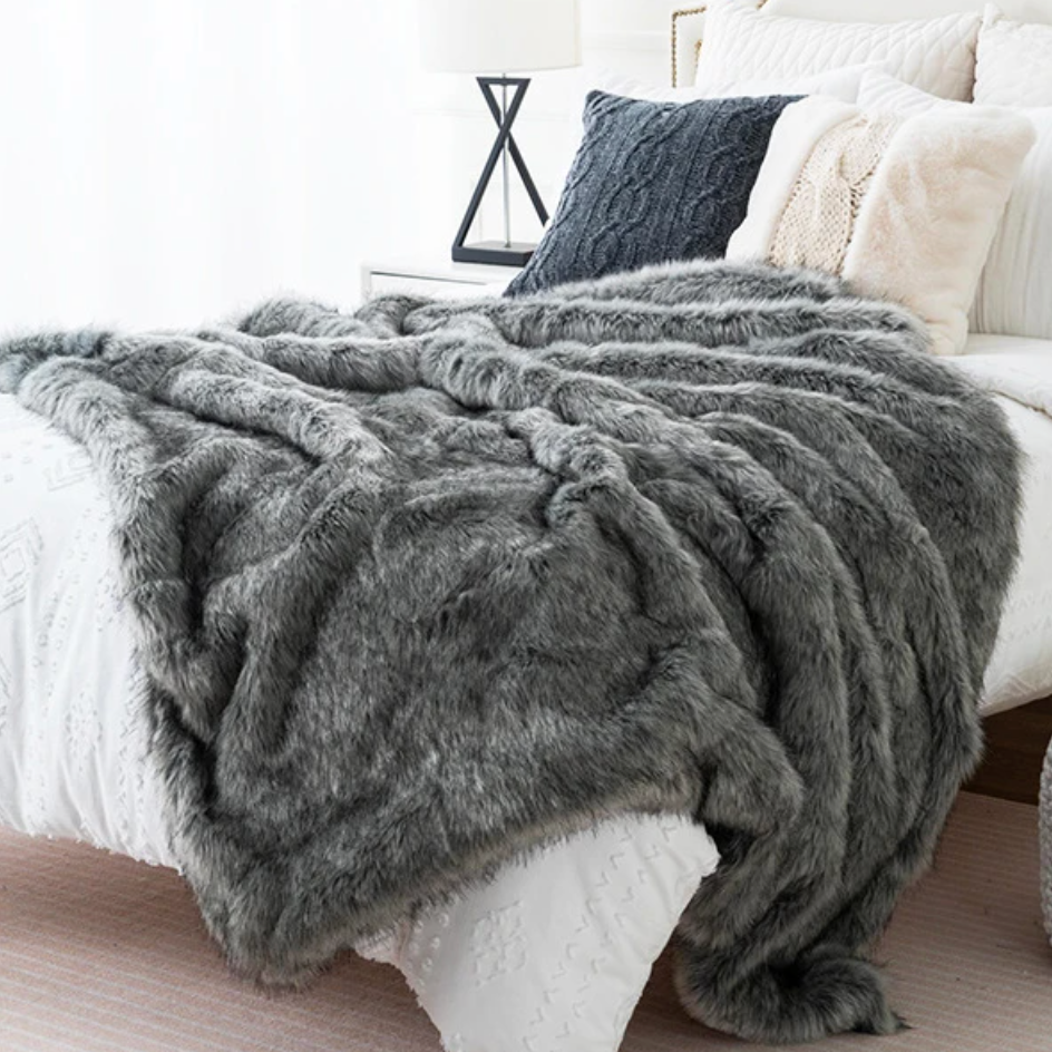 Luxuriöse Kunstfuchs-Fell-Decke mit ultraweichem Plüschgefühl und elegantem Wohnaccessoire-Design  