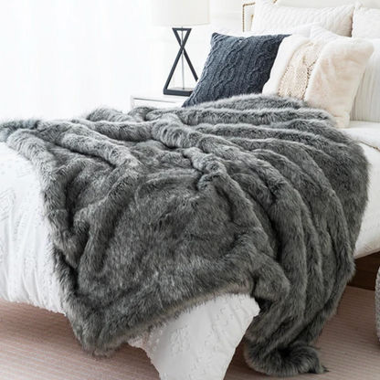 Luxuriöse Kunstfuchs-Fell-Decke mit ultraweichem Plüschgefühl und elegantem Wohnaccessoire-Design  