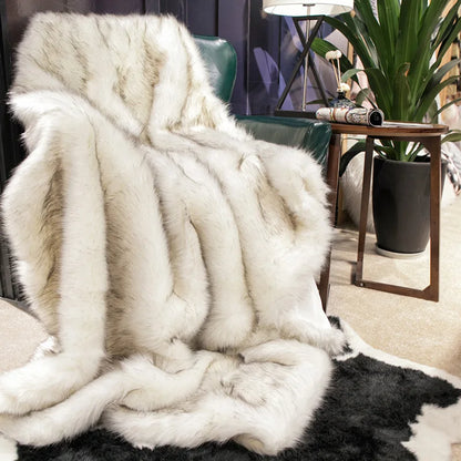 Luxuriöse Kunstfuchs-Fell-Decke mit ultraweichem Plüschgefühl und elegantem Wohnaccessoire-Design  