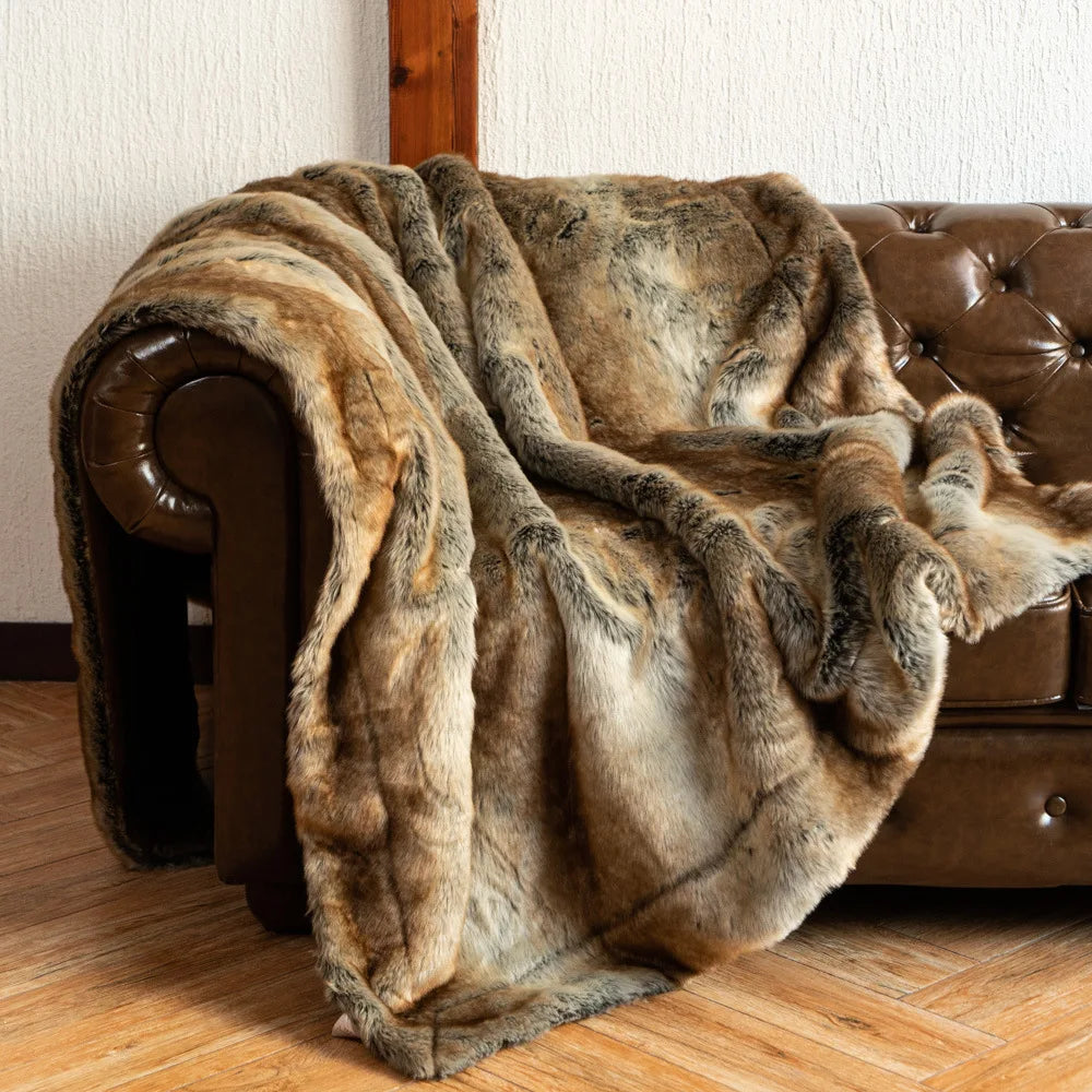 Luxuriöse Kunstfuchs-Fell-Decke mit ultraweichem Plüschgefühl und elegantem Wohnaccessoire-Design  