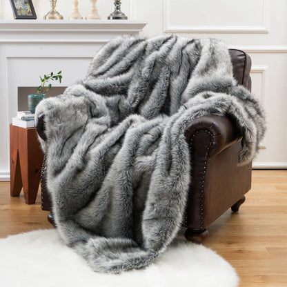 Luxuriöse Kunstfuchs-Fell-Decke mit ultraweichem Plüschgefühl und elegantem Wohnaccessoire-Design  