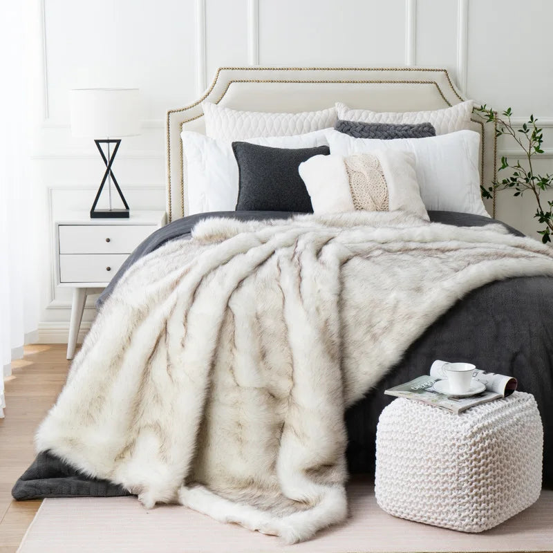 Luxuriöse Kunstfuchs-Fell-Decke mit ultraweichem Plüschgefühl und elegantem Wohnaccessoire-Design  