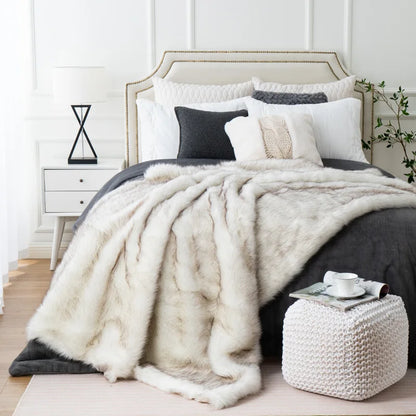Luxuriöse Kunstfuchs-Fell-Decke mit ultraweichem Plüschgefühl und elegantem Wohnaccessoire-Design  
