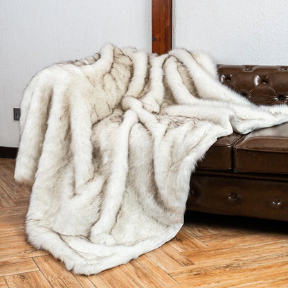 Luxuriöse Kunstfuchs-Fell-Decke mit ultraweichem Plüschgefühl und elegantem Wohnaccessoire-Design  