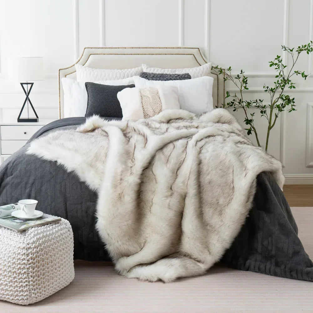 Luxuriöse Kunstfuchs-Fell-Decke mit ultraweichem Plüschgefühl und elegantem Wohnaccessoire-Design  