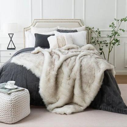 Luxuriöse Kunstfuchs-Fell-Decke mit ultraweichem Plüschgefühl und elegantem Wohnaccessoire-Design  