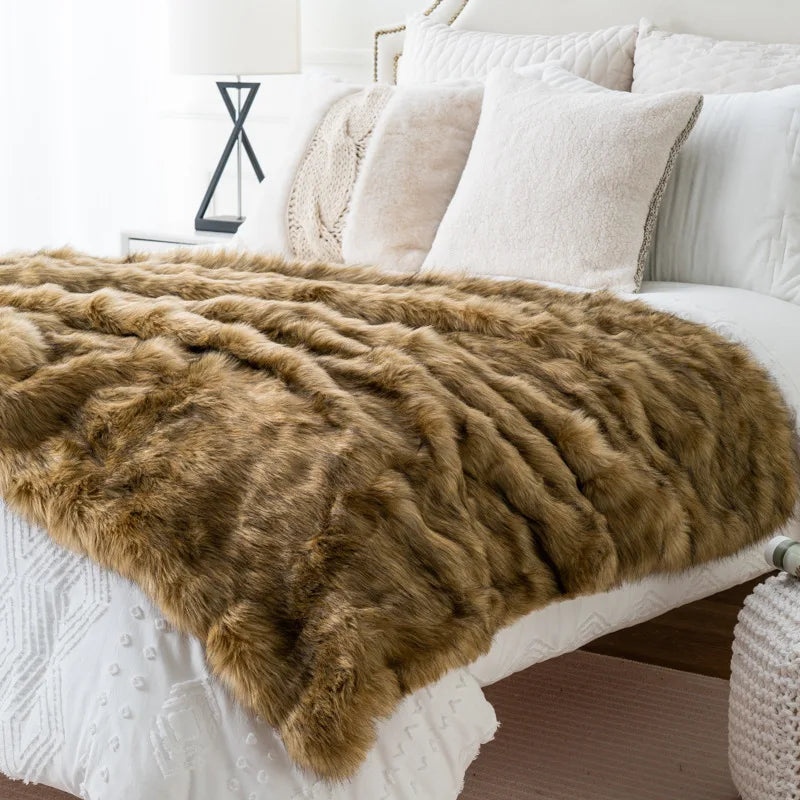 Luxuriöse Kunstfuchs-Fell-Decke mit ultraweichem Plüschgefühl und elegantem Wohnaccessoire-Design  