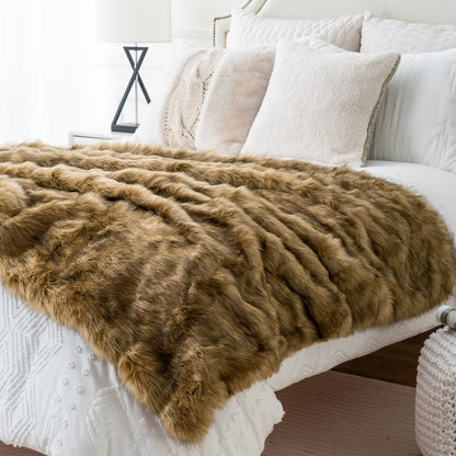 Luxuriöse Kunstfuchs-Fell-Decke mit ultraweichem Plüschgefühl und elegantem Wohnaccessoire-Design  