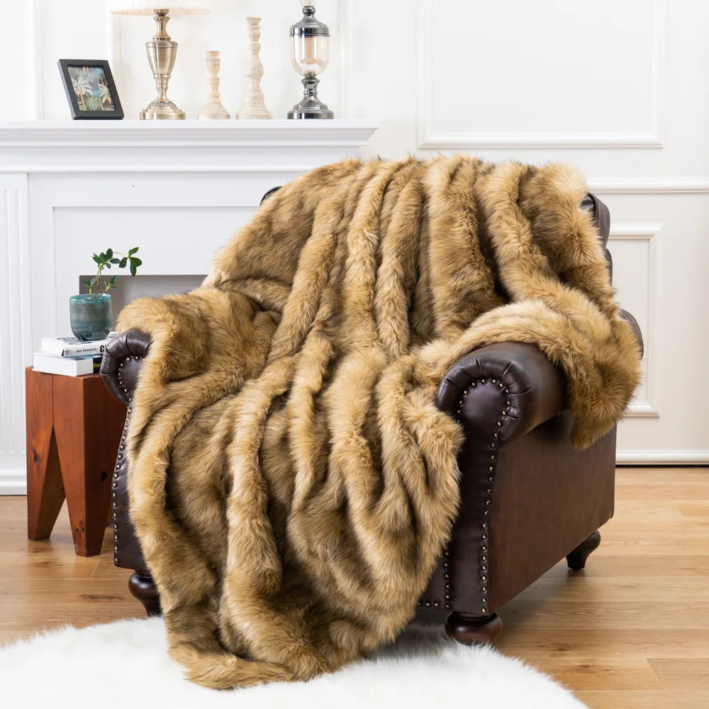 Luxuriöse Kunstfuchs-Fell-Decke mit ultraweichem Plüschgefühl und elegantem Wohnaccessoire-Design  