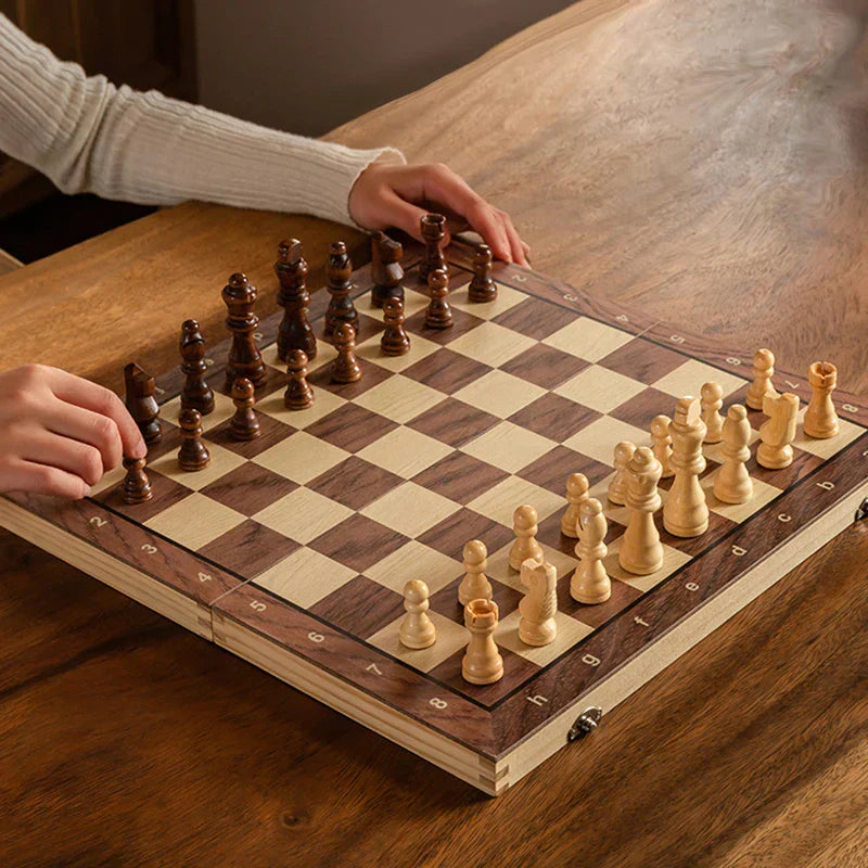 Luxuriöses magnetisches Schachspiel aus Holz mit klappbarem Brett für Reisen und klassisches Spiel