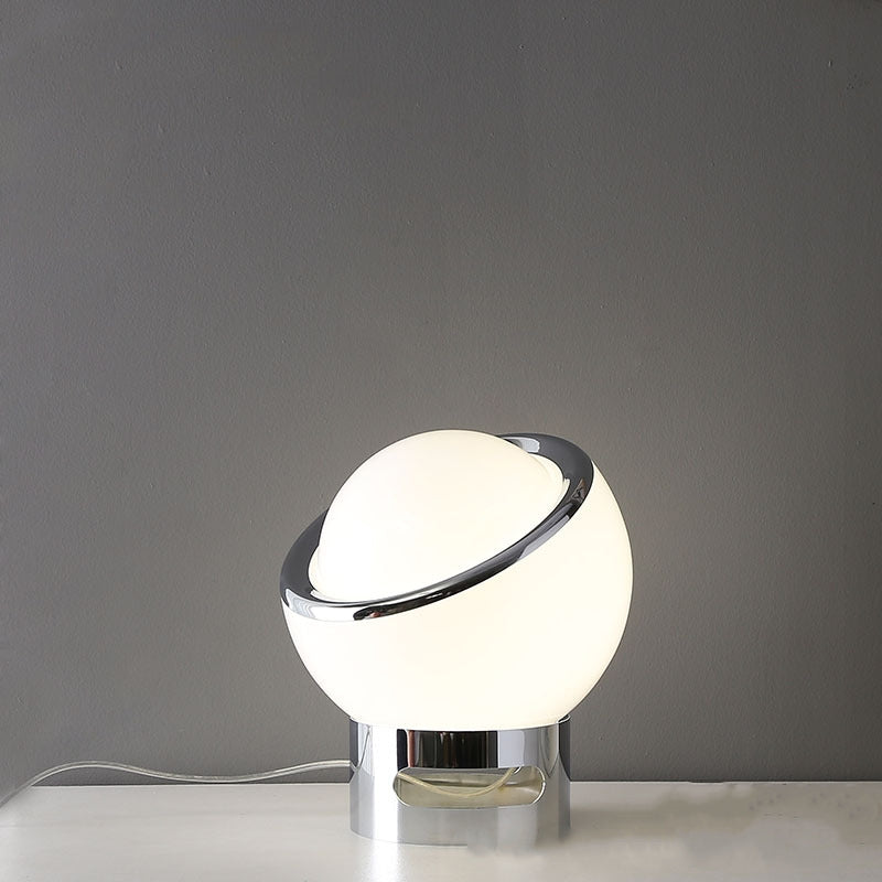 Minimalistisk Bauhaus-bordlampe med opalglasskærm og varmt LED-lys