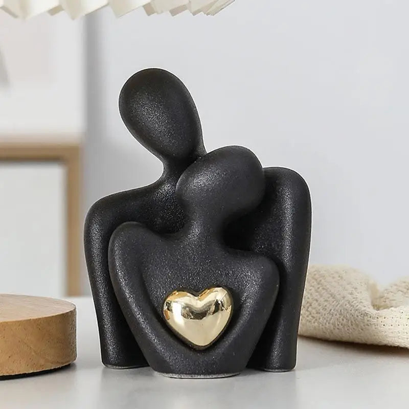 Minimalistische Keramikskulptur mit goldenem Herzdetail