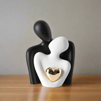 Minimalistische Keramikskulptur mit goldenem Herzdetail
