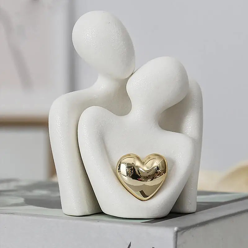 Minimalistische Keramikskulptur mit goldenem Herzdetail