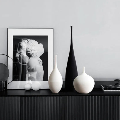 Minimalistische Keramikvase mit skandinavisch inspiriertem Design und mattem Finish