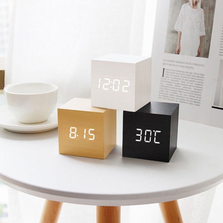 Minimalistische ledwekker met weergave van tijd, datum en temperatuur