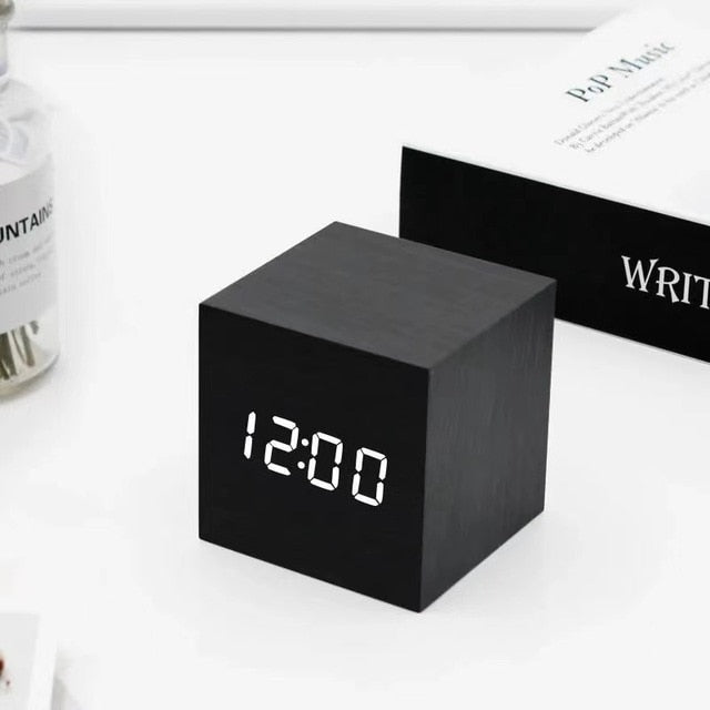 Minimalistische ledwekker met weergave van tijd, datum en temperatuur